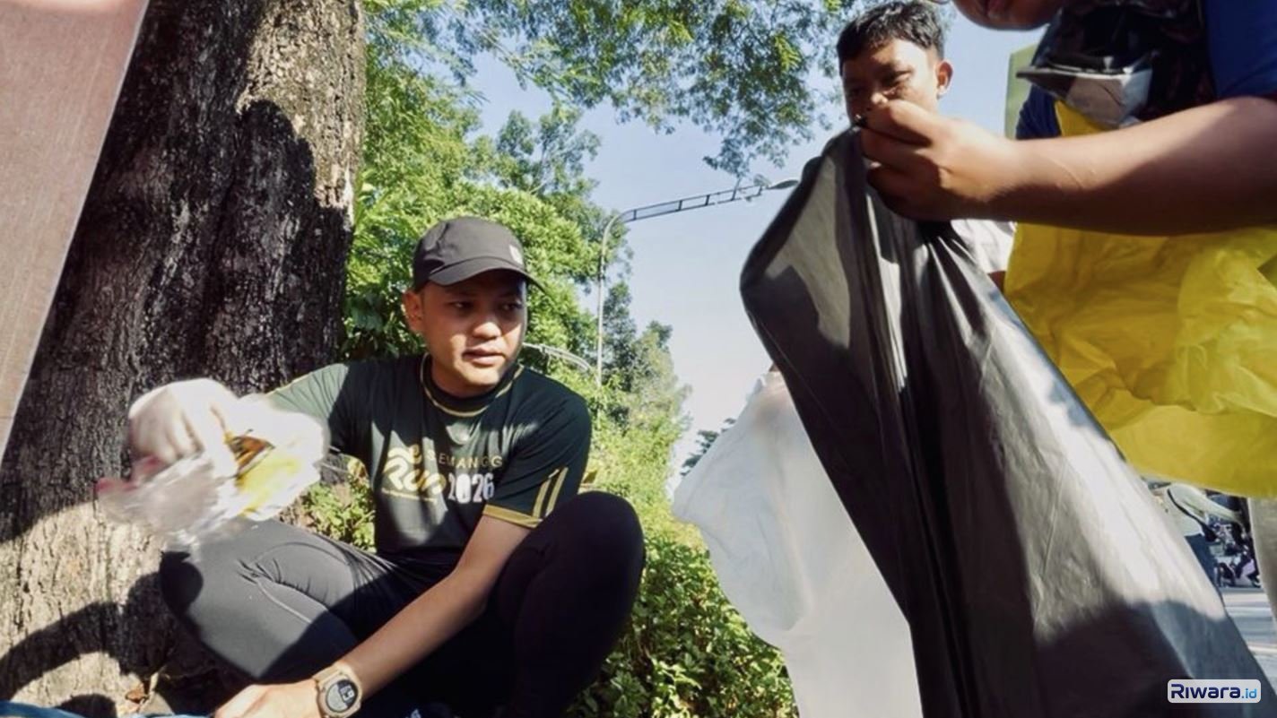 Wali Kota Solo REspati ARdi memberi contoh memilah sampah di CFD Slamet Riyadi